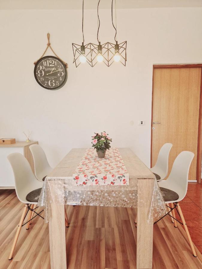 Apartments In Rijeka, Free Parking And Large Terrace, 15Min Drive From The Beach Ngoại thất bức ảnh